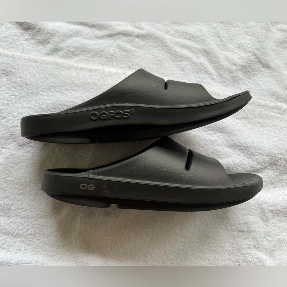 OOFOS OOahh Slides. Black.  Mens 12.